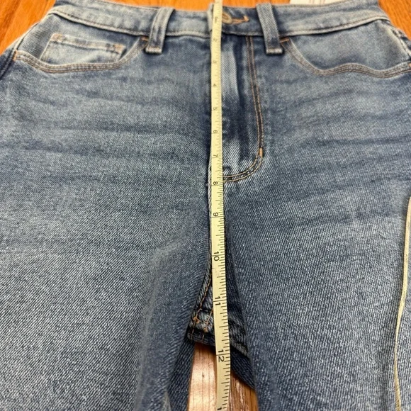 NWT Hollister Women's Straight Leg High Rise Mom Jeans with Floral Patch Design - Picture 6 of 13